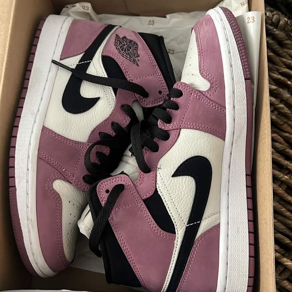 WOMENS AIR JORDAN 1MID SE